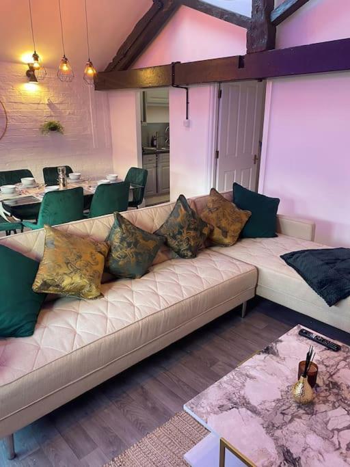 Lovely 2 Bedroom Penthouse Apartment In Chester - Free Parking!! Exterior foto