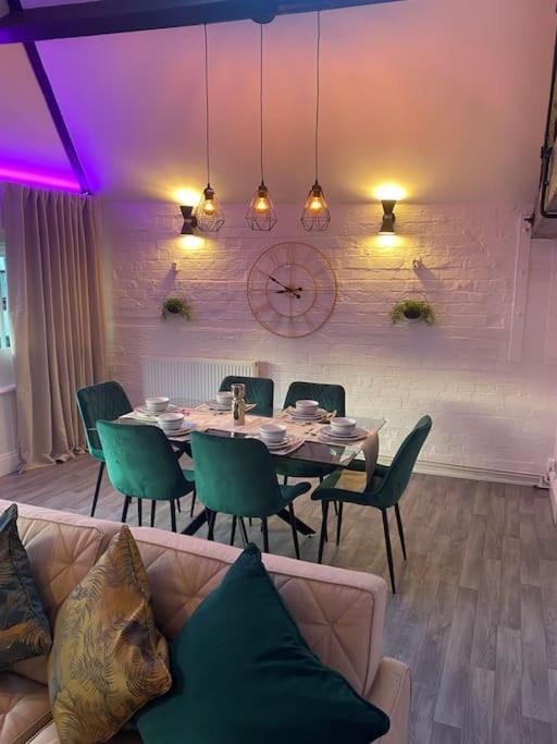 Lovely 2 Bedroom Penthouse Apartment In Chester - Free Parking!! Exterior foto